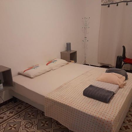 Petit Appart Entier Au Coeur Des Remparts - Netfix Et Connection Fibre Gratuits Carpentras Extérieur photo